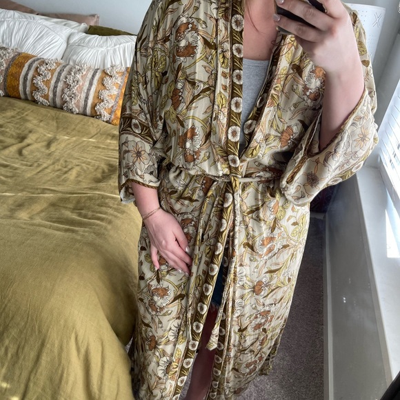 Jen’s Pirate Booty Paradise Kimono OS - Picture 2 of 11